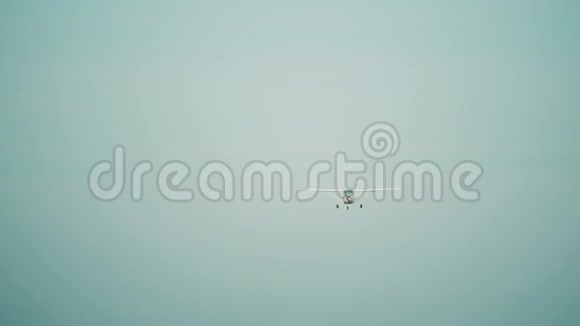 小飞机正飞过阴沉的天空视频的预览图