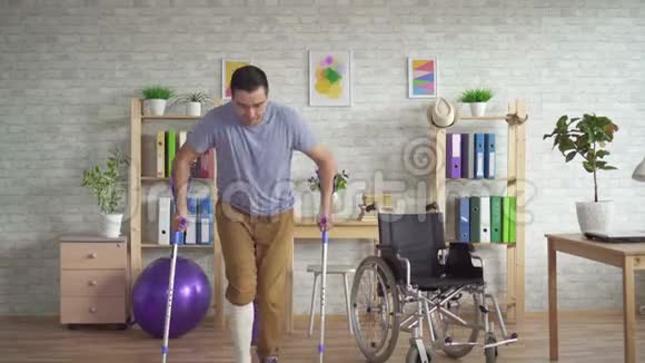 一个拄着拐杖断腿的积极男子的肖像视频的预览图