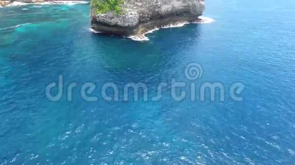 惊人的彩色画面蓝色海洋和一块巨大的岩石上有草视频的预览图