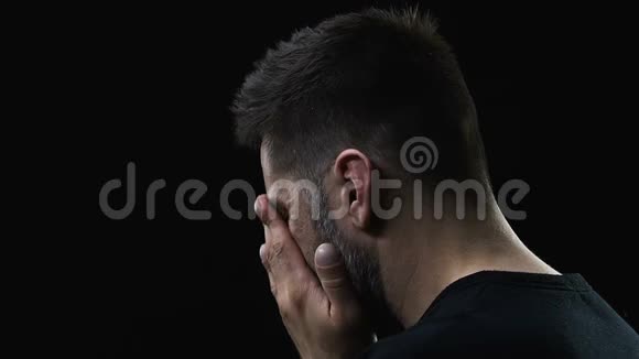 可怜可怜的可怜的男性在黑暗的背景下被孤立地哭泣生活问题视频的预览图
