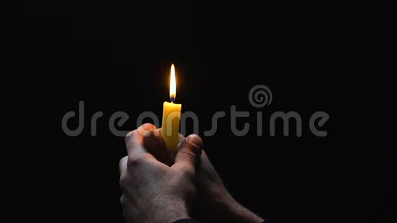 男性罪犯在黑暗的背景下吹蜡烛放弃宗教信仰视频的预览图