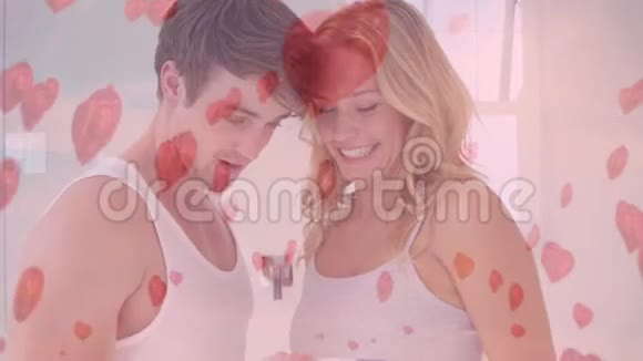 在卧室里看怀孕测试的幸福夫妇视频的预览图