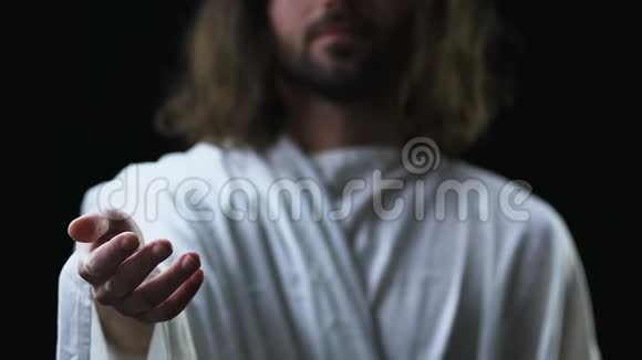 仁慈的耶稣基督在黑暗的背景下伸出援助之手基督教视频的预览图