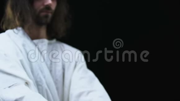 耶稣基督在镜头前展示一杯水帮助穷人的慈善理念视频的预览图