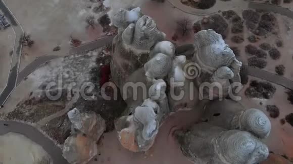 土耳其卡帕多西亚的帕萨巴格山谷有许多童话般的烟囱视频的预览图
