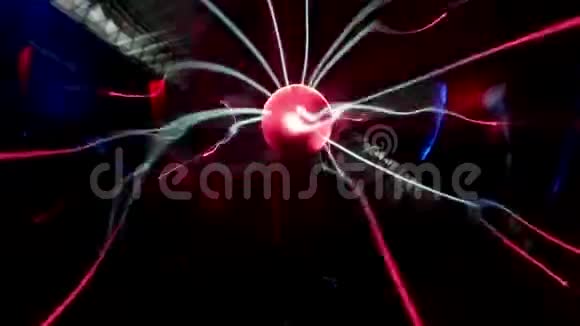 激光在黑色背景下移动红色等离子球视频的预览图