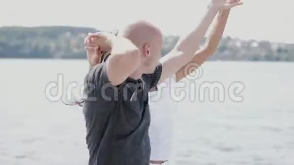 一位黑发女子和湖边的舞伴跳舞视频的预览图
