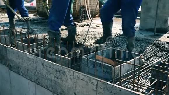 建筑工人在施工现场工作时将水泥放在地板上视频的预览图