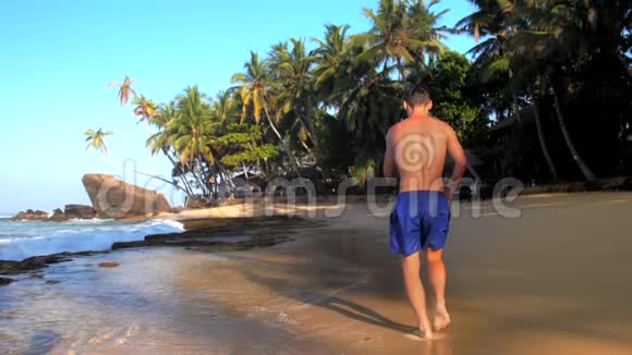 光脚运动员沿着海边的图片海岸跑步视频的预览图