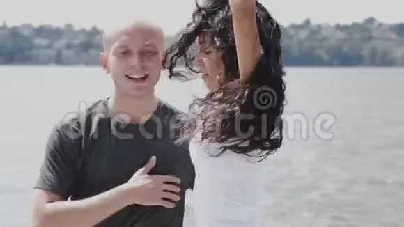 在湖边进行舞蹈训练的夫妇画像视频的预览图