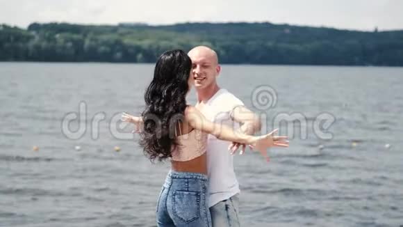 男人和女人在湖边拥抱对方视频的预览图