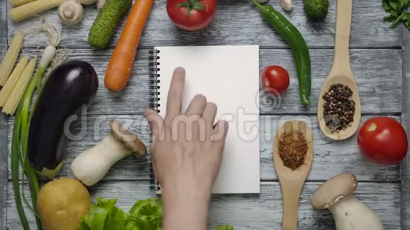 厨师在笔记本上用手指在白纸上擦拭食谱视频的预览图