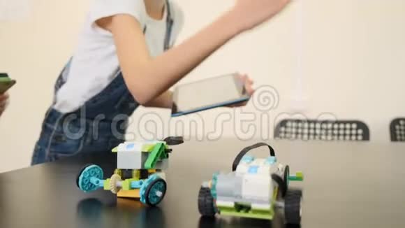 两个小女孩控制着电子汽车在电子学习课上慢动作视频的预览图