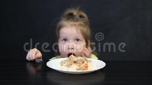 小女孩吃东西时牙疼视频的预览图