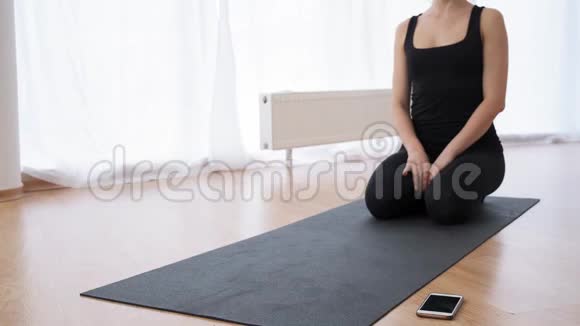 光脚的女人手臂上的木板在健身房做皮拉茨程序视频的预览图
