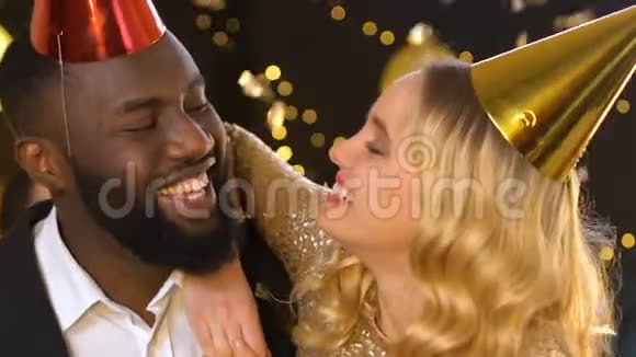 快乐的多民族夫妇笑生日派对女士和男性调情视频的预览图