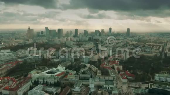 波兰部分阴天的华沙城市景观鸟瞰图视频的预览图