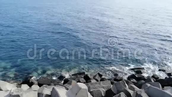 在加那利群岛美丽的一片海滩在岛上海滩上观赏海浪视频的预览图