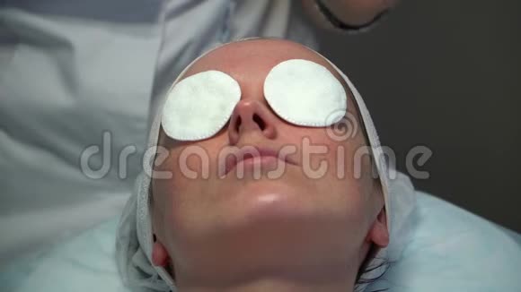 美容师在病人脸上喷洒喷雾剂视频的预览图