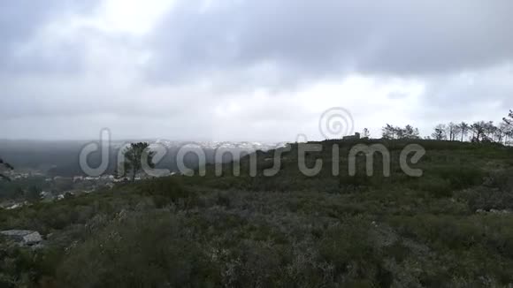 葡萄牙刮风山上的旧风车视频的预览图