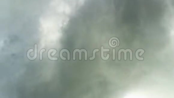 美丽的阳光和云层穿越天空的时间视频的预览图