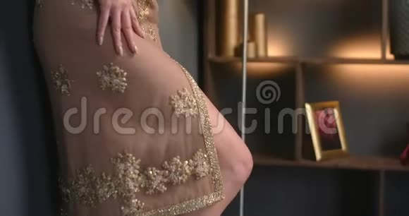 女人穿着夜装站在墙边手伸过来身上绣着宝石时尚性感视频的预览图