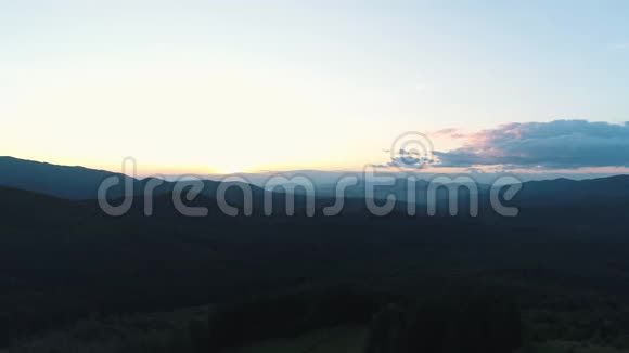 日落时喀尔巴阡山脉的鸟瞰图视频的预览图