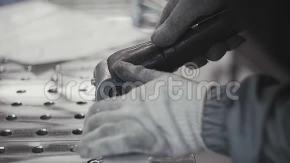 工人手中的手套切割金属管视频的预览图