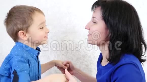幸福家庭母子妈妈把孩子吻得紧紧的喜悦和幸福的情绪视频的预览图