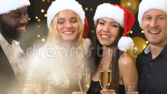 戴着圣诞帽戴着香槟戴着墨镜戴着圣诞帽的多种族恶魔集团视频的预览图