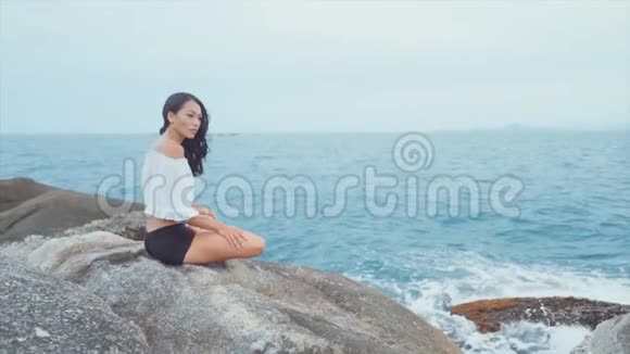 女人在海边把头发从脸上移开视频的预览图