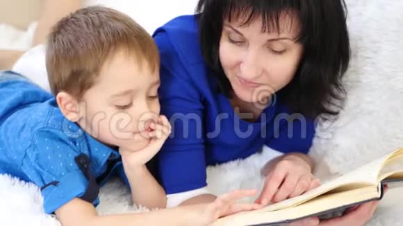 幸福家庭的画像妈妈给孩子读一本书特写镜头视频的预览图