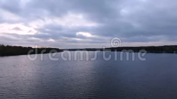 在秋天的黎明时飞过河流日落全景视频的预览图