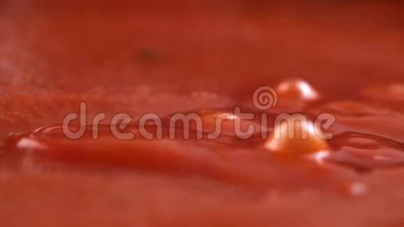 热番茄酱在平底锅中加热煮沸在慢动作的宏观视野下烹饪视频的预览图