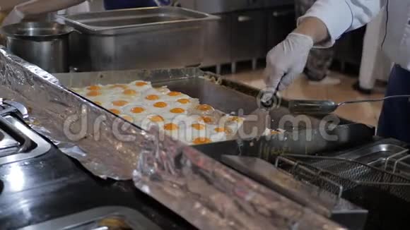厨师把鸡蛋放进煎锅里煮鸡蛋的过程特写健康的早餐视频的预览图