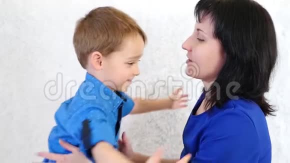 一个幸福家庭的画像小可爱的男孩拥抱他的妈妈视频的预览图