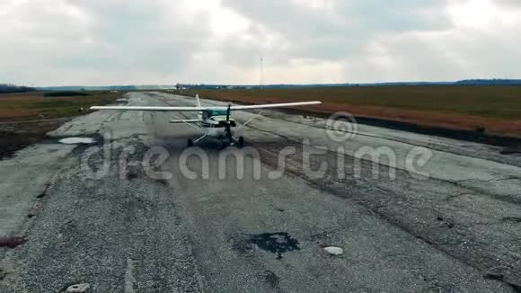 小飞机沿着破旧的跑道前进视频的预览图
