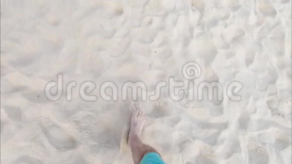 人走在沙滩上视频的预览图