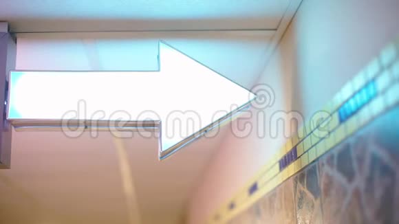 箭头向右箭头悬挂在火车站的天花板上视频的预览图