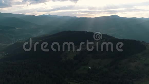 乌克兰喀尔巴阡山脉的鸟瞰图视频的预览图