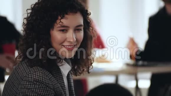 特写肖像幸福美丽的年轻白种人企业家女企业家微笑在现代办公室交谈视频的预览图