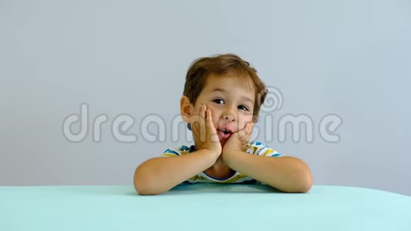 可爱快乐的孩子男孩正在看镜头宝贝环顾四周然后微笑和笑3岁的集市视频的预览图