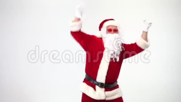 圣诞节圣诞老人戴着一副白色背景戴着一副粉红色眼镜心形的圣诞老人一颗心展示着一颗心视频的预览图