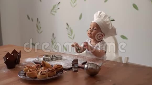 戴着厨师帽的小可爱男孩抬头厨房里开始创作视频的预览图