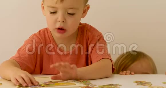 一岁的孩子看三岁的孩子如何玩拼图视频的预览图