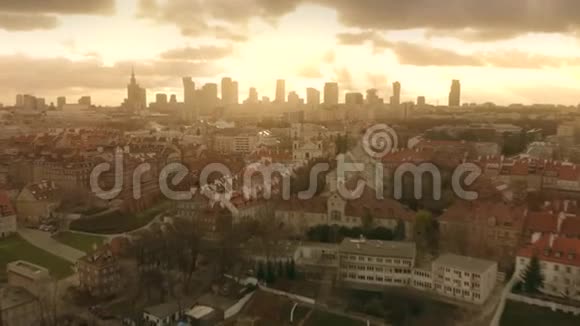 波兰华沙天际线和著名老城的空中景色视频的预览图
