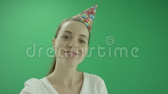 令人惊讶的兴奋的女人戴着生日帽笑着她穿正装女士站在最前面的中间视频的预览图