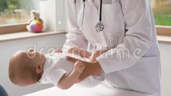 女儿科医生带婴儿到诊所视频的预览图