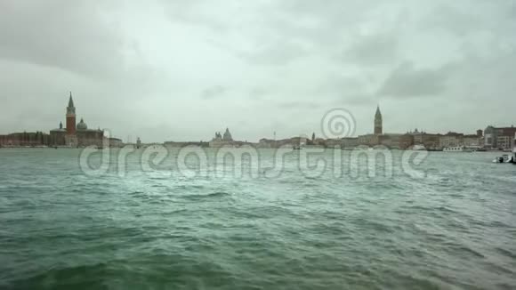 意大利威尼斯2019年5月暴风雨天气雨和波浪慢动作视频的预览图
