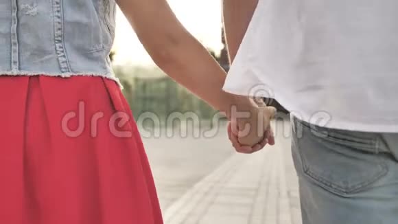 恋爱中的年轻夫妇牵着手在城里散步浪漫的心情视频的预览图